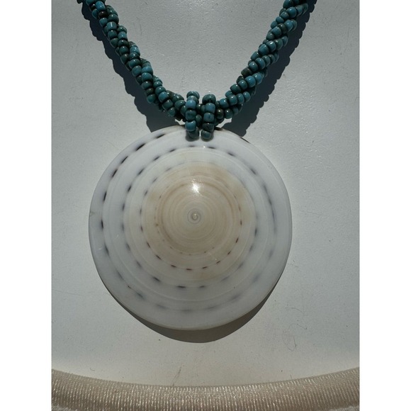 Turquoise Beaded Elegant Dosinia Shell Pendant Necklace - Picture 3 of 8